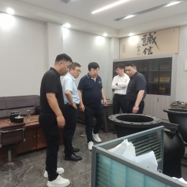 美國(guó)客戶中國(guó)代表來龍尊模具實(shí)地考察