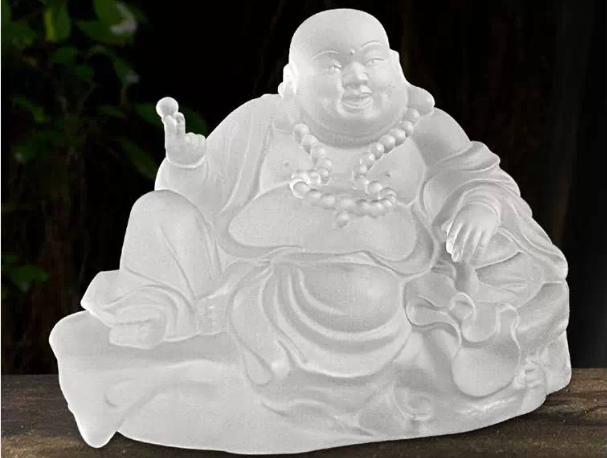 琉璃作為萬(wàn)佛墻的常用佛（神）像材質(zhì)，不僅有它本身的材質(zhì)優(yōu)勢(shì)還有佛家自身的內(nèi)涵